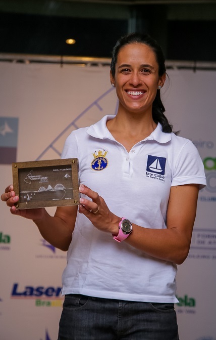 Odile Ginaid com o troféu de campeã (Foto: André Silva)