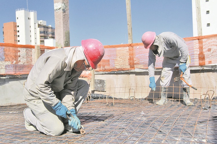 Operários em obra: 2020 é a época de maior expectativa na construção civil em 6 anos, segundo empresários (Foto: Dayana Souza/AT)