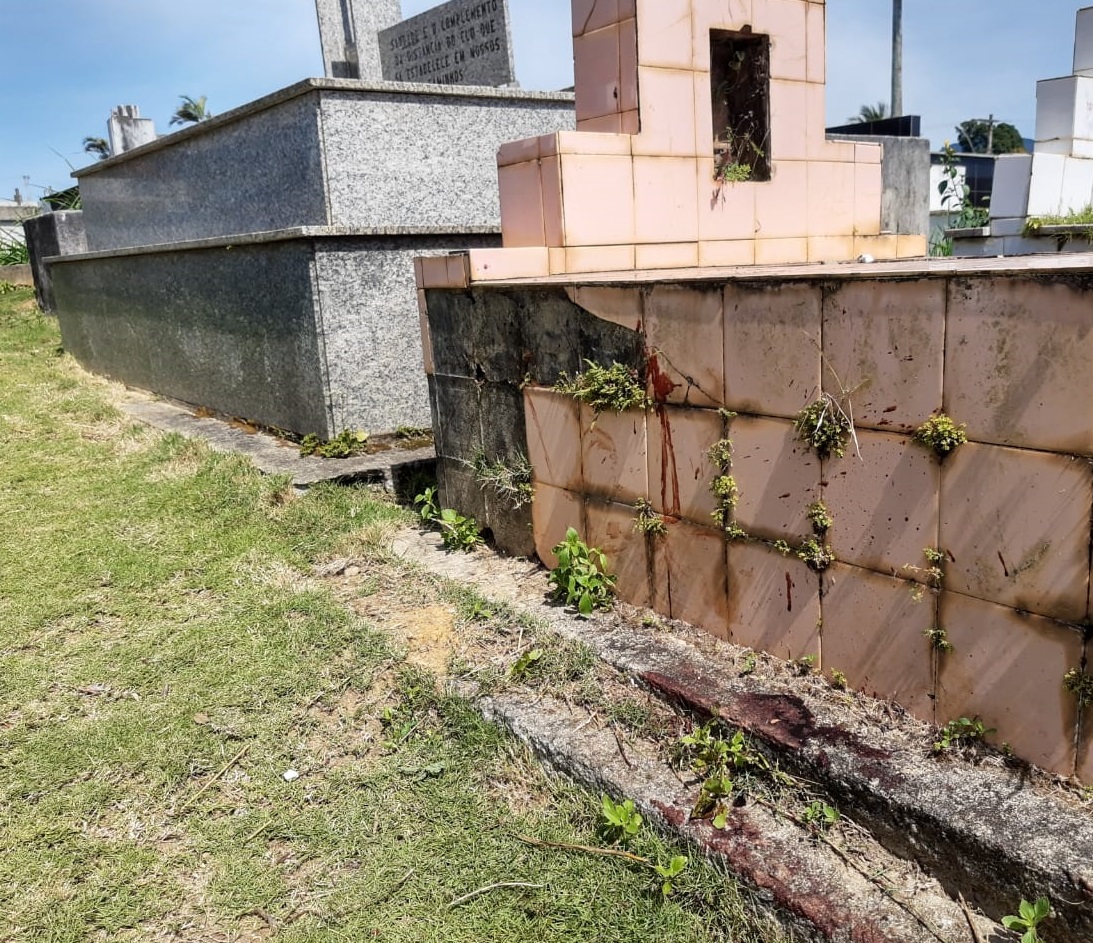 Cemitério fica no bairro Coroado, em Guarapari (Foto: Roberta Bourguignon)