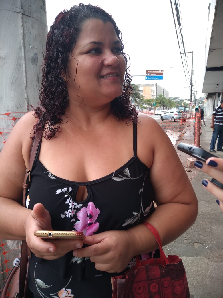 A manipuladora Elaine de Albuquerque ficou uma hora no ponto (Foto: Fábio Nunes/ AT/ 21/01/2020)