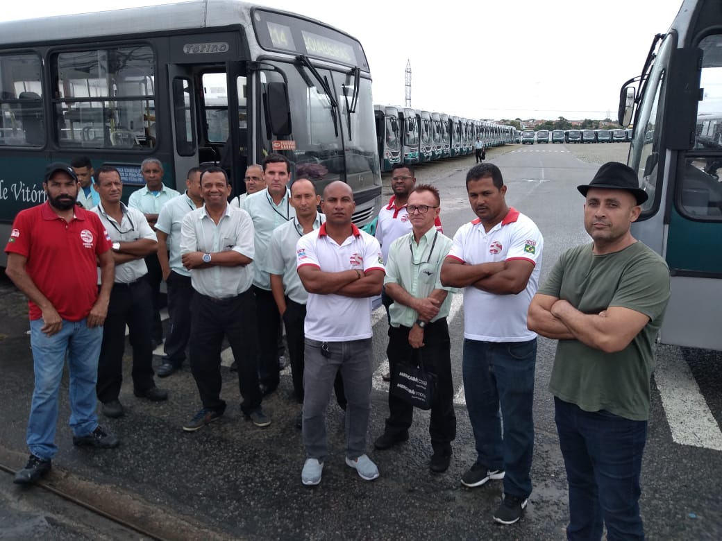 O conselheiro fiscal do Sindirodoviários, Washington Lima, com outros rodoviários em garagem de viação (Foto: Fábio Nunes/ AT/ 21/01/2020)
