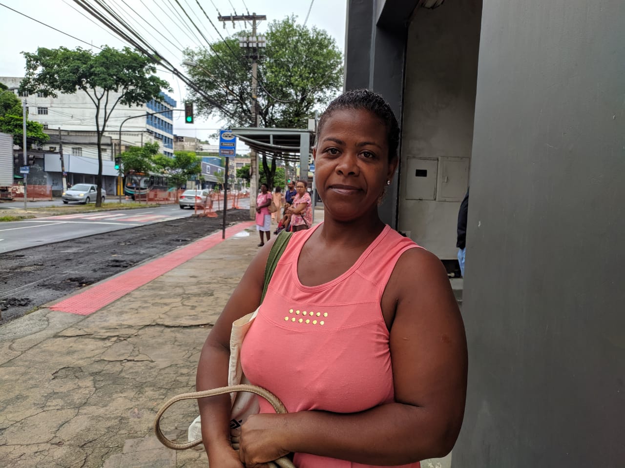 Maria Roselene Reis é zeladora e ficou mais tempo no ponto para ir ao trabalho (Foto: Júlia Afonso)