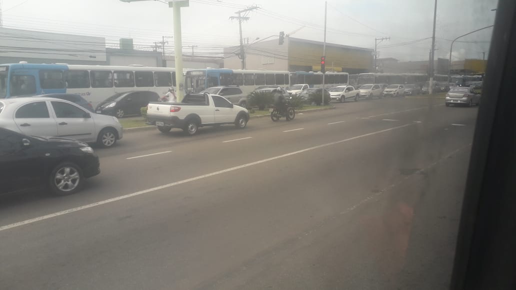 Trânsito ficou lento na avenida Lindenberg, em Vila Velha, por conta da paralisação (Foto: Paulo Renato Bordignon Garmatter)
