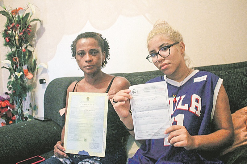 Valdete Alves e filha Alexia Silva disseram que o pastor Edilson Silva de Jesus morreu sem que a família soubesse a causa (Foto: Roberta Bourguignon)