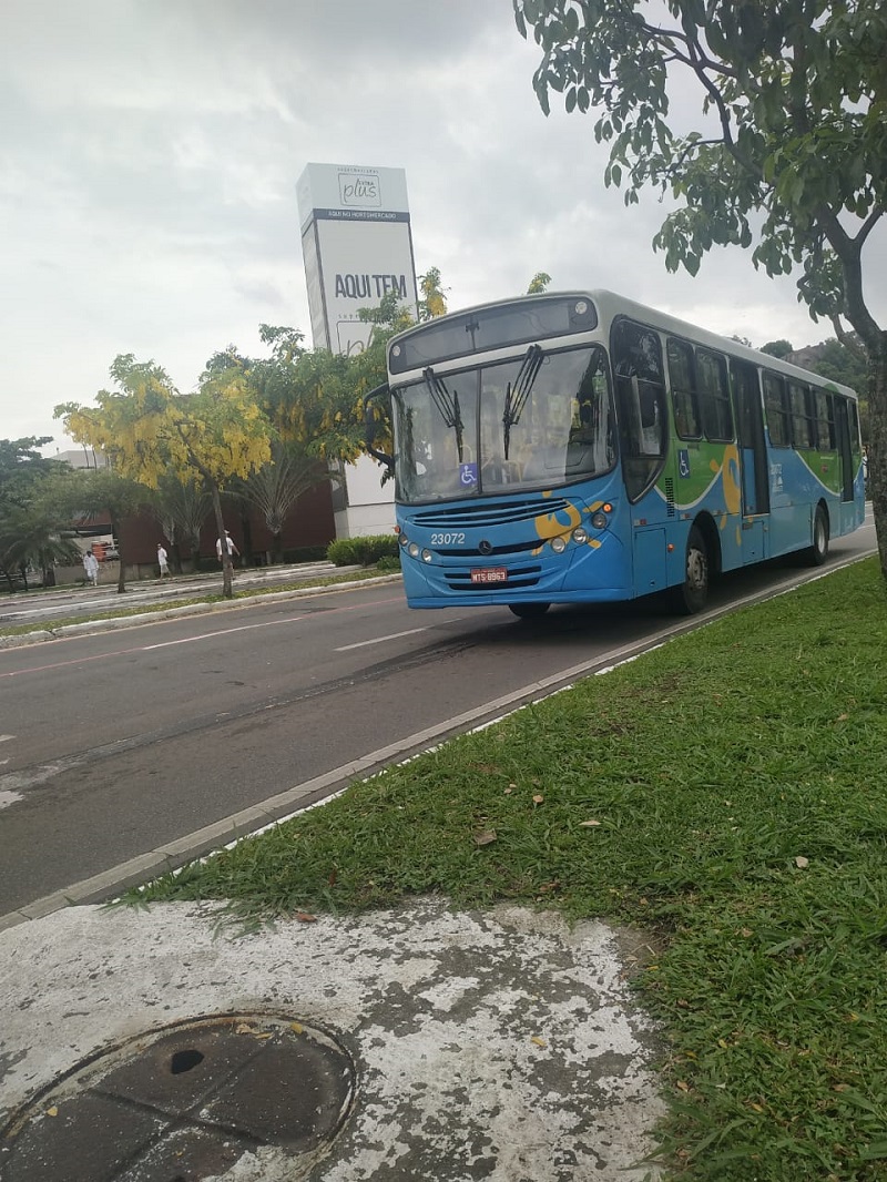 Motorista do ônibus tentou desviar, mas não conseguiu evitar o acidente. (Foto: Kananda Natielly)