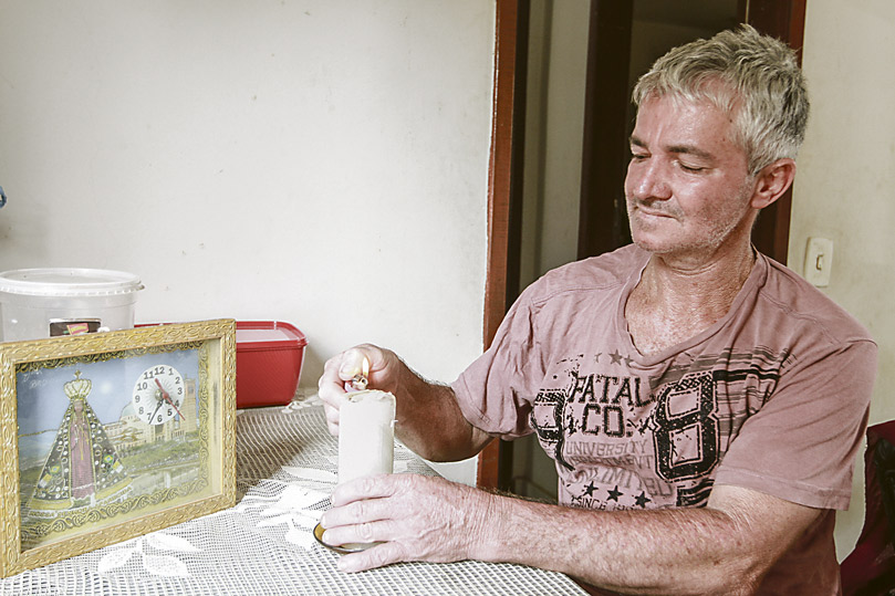 Pedreiro Claudeci Veronez Zanezi: “Acendo uma vela duas vezes por dia para agradecer pela vida” (Foto: Kadidja Fernandes / AT)
