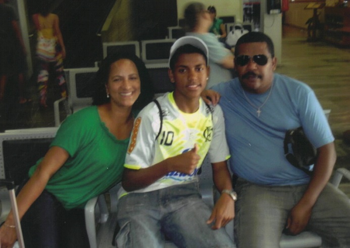 Pedro Rocha com a camisa do Flamengo em 2010, ao lado dos pais Rosineide e Jessé (Foto: Acervo pessoal)