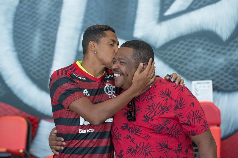 Pedro Rocha beija o pai Jessé Neves (Foto: Alexandre Vidal/Flamengo)