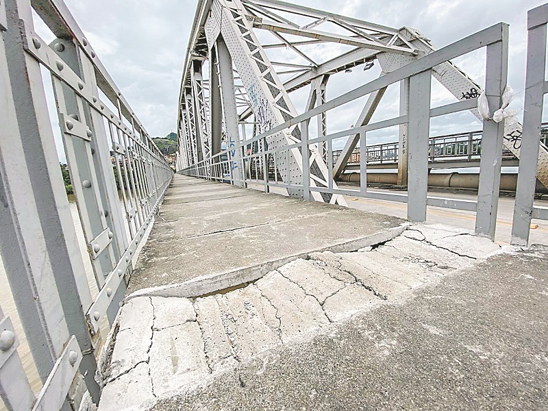 Placa de concreto está quebrada e com rachaduras na passarela lateral da ponte Florentino Avidos (Foto: Kadidja Fernandes/ AT)