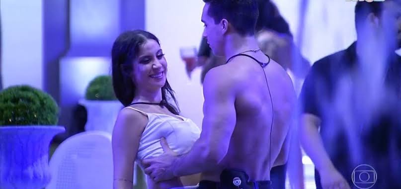 Petrix Barbosa coloca o dedo no seio da influenciadora Bianca Andrade (Foto: Reprodução de vídeo)