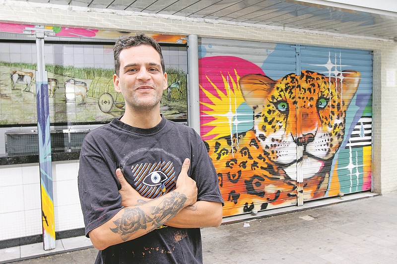 O artista Paulo Postiço ficou responsável pela arte em 20 portas na 1ª etapa da intervenção na Jerônimo Monteiro (Foto: Beto Morais/AT)