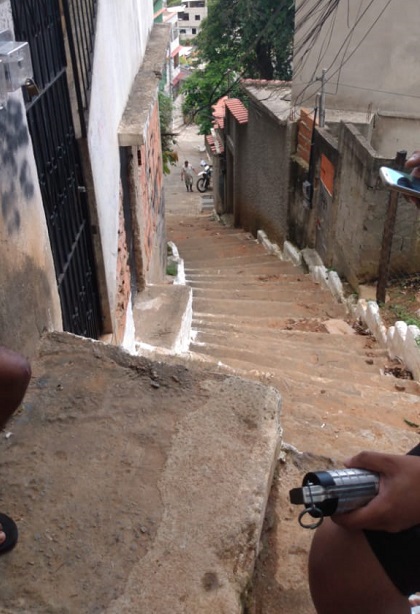 A granada aparece na mão de um dos criminosos (Foto: Divulgação/PMVV)