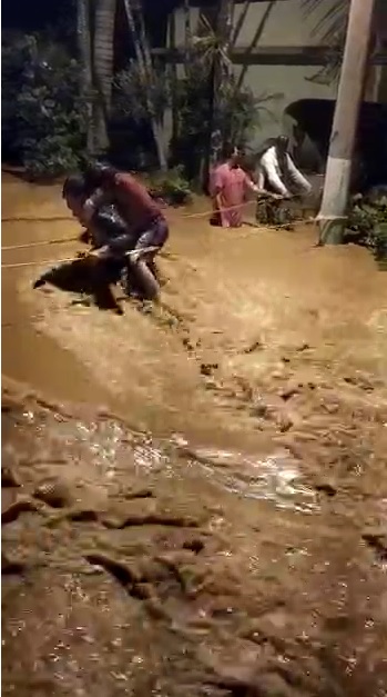 Policiais resgatam moradores ilhados em Iúna (Foto: Enviada por WhatsApp)