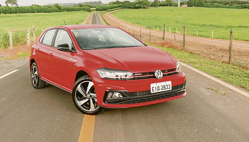 Por fora, o modelo traz rodas maiores, um filete em vermelho ligando os faróis, para-choque com visual diferenciado e grade do tipo colmeia com o logo GTS (Foto: Assessoria / Volkswagen)