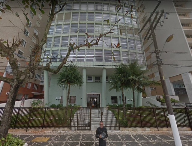 Criança morreu após cair de quinto andar de prédio em Guarujá, SP (Foto: Reprodução/Google Maps)