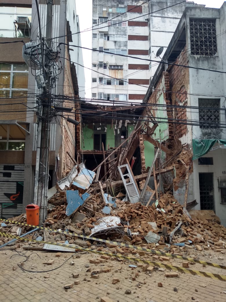 Prédio de dois andares desabou e rua ficou interditada (Foto: Fábio Nunes/ AT/ 15/01/2020)