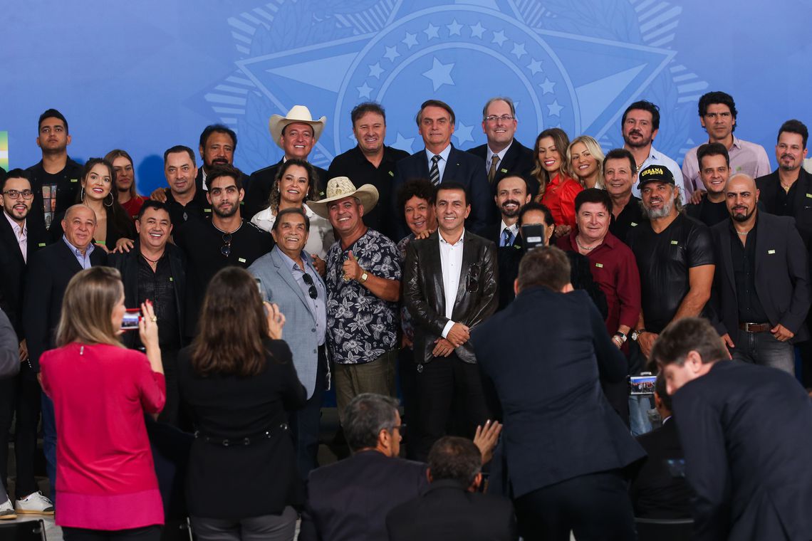 Presidente Jair Bolsonaro recebeu no Palácio do Planalto, promotores de eventos culturais, artistas e cantores sertanejos (Foto: Antonio Cruz/ Agência Brasil )