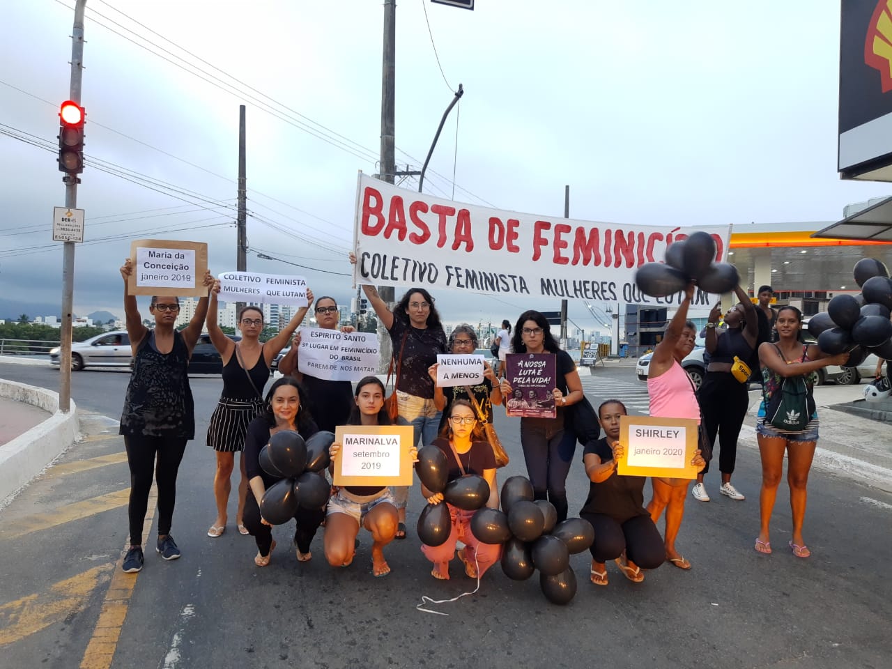 Grupo de mulheres e parentes da vítima foi para ruas do centro de Guarapari pedir o fim da violência contra a mulher (Foto: Roberta Bourguignon)
