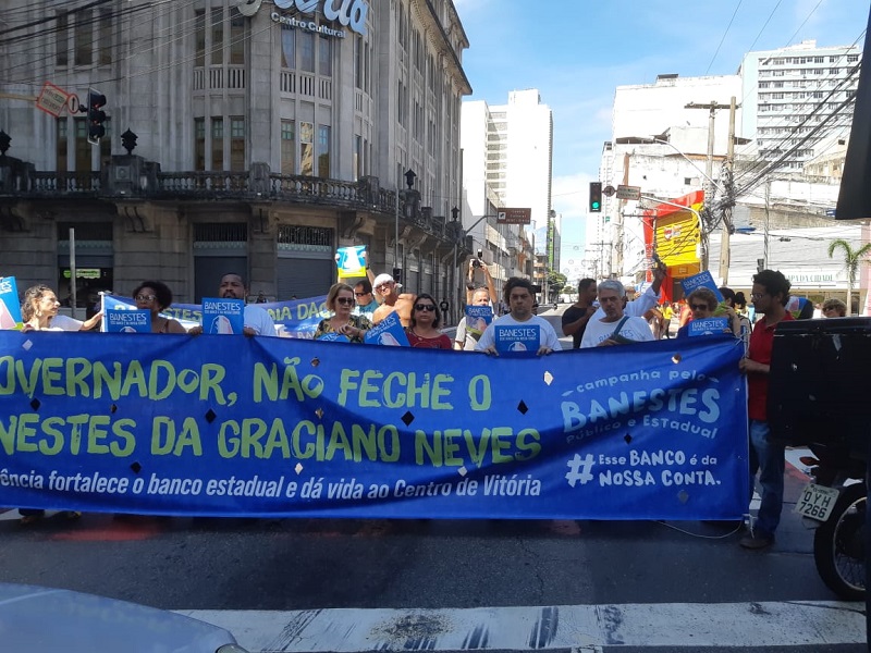 Moradores do Centro de Vitória bloquearam o trânsito da avenida Gerônimo Monteiro durante a manifestação. (Foto: Divulgação)