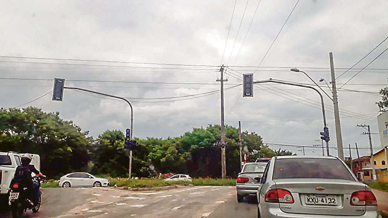 Semáforos no cruzamento das rodovias Leste-Oeste e Darly Santos, em Vila Velha, ficaram desligados (Foto: Marcos Aurélio Lima de Azevedo)