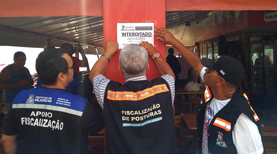 Fiscais da prefeitura estiveram no quiosque (Foto: Paulo Borges Filho/ PMVV)