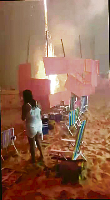 Estrutura se rompeu com a queima dos fogos (Foto: Reprodução / Youtube)