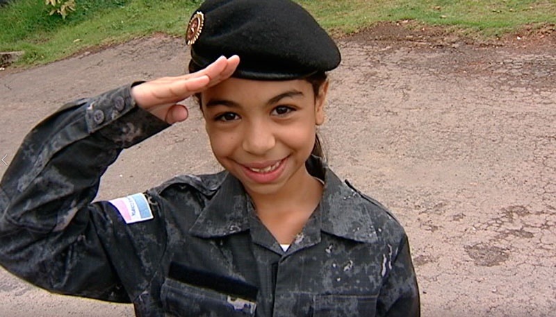 Rebeca, de 9 anos, realizou o sonho de conhecer a equipe de negociação da Polícia Militar, que a salvou (Foto: TV Tribuna)