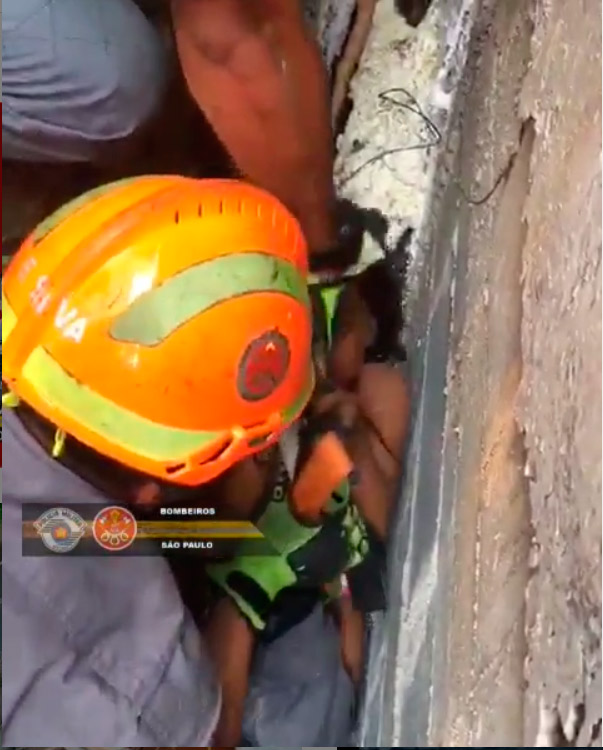Menina foi retirada de buraco (Foto: Reprodução / Instagram)