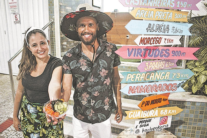 Júlia e Tiago Ferri abriram restaurante de comida havaiana e servem poke (Foto: Roberta Bourguignon/AT)