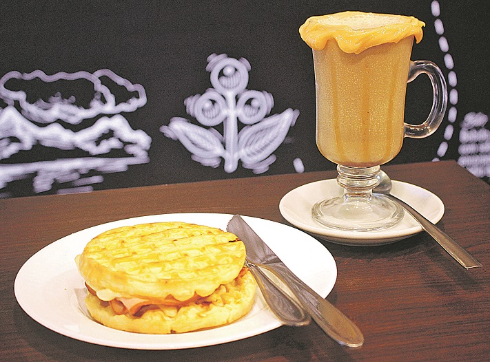 Waffle  de presunto e mozzarella e cappuccino com borda de doce de leite do Cheirin Bão (Foto: Roberta Bourguignon)