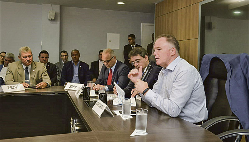 Governador Renato Casagrande fala durante reunião em que recebeu o Plano Estadual de Segurança Pública e Defesa Social (Foto: Hélio Filho / Governo do Estado)