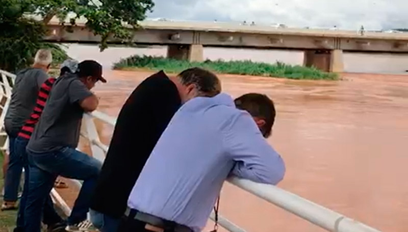 Moradores observam a cheia do Rio Doce (Foto: Reprodução / Youtube)