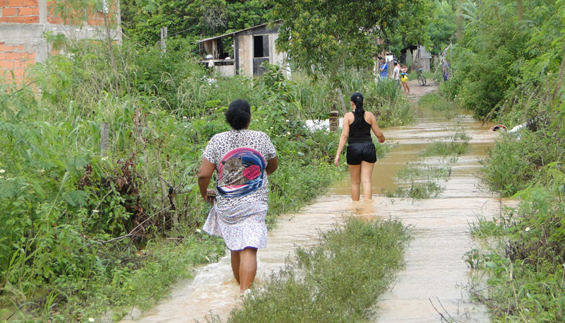 Moradores já têm casas alagadas no bairro Olaria (Foto: Wilton Júnior / AT)