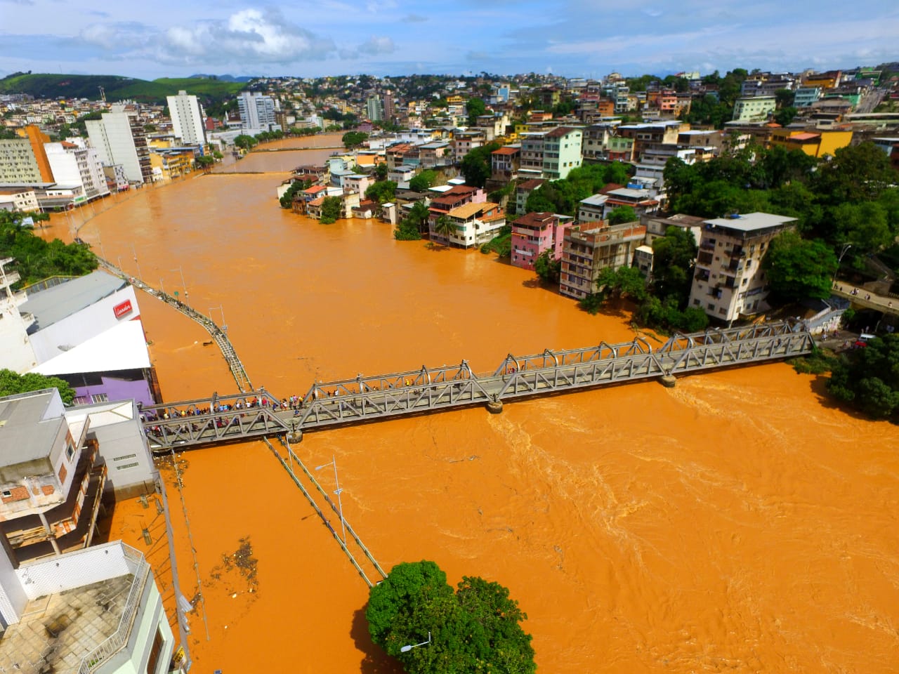 Rio Itapemirim transbordou e inundou ruas de Cachoeiro de Itapemirim (Foto: Gut Beerli)