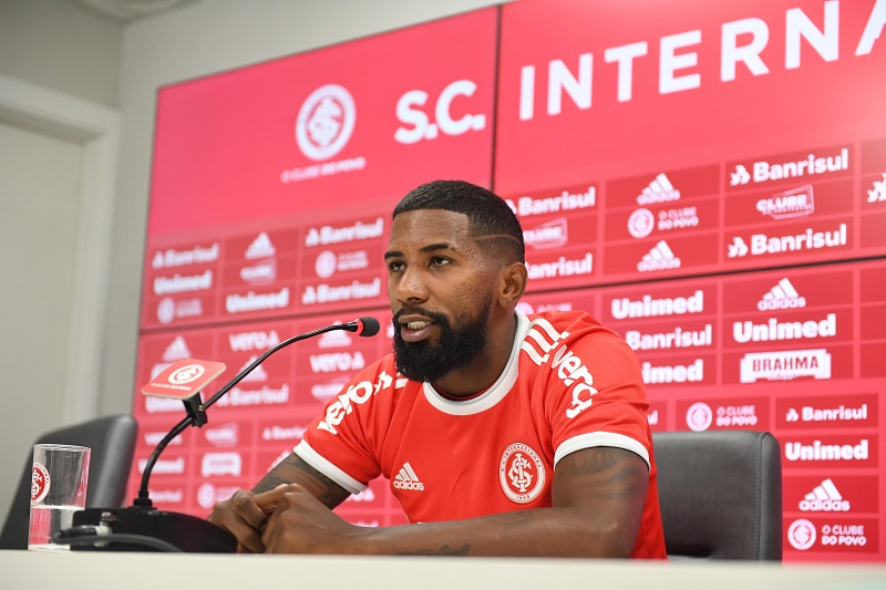 Rodinei falou com a imprensa nesta segunda-feira (Foto: Ricardo Duarte/Internacional)