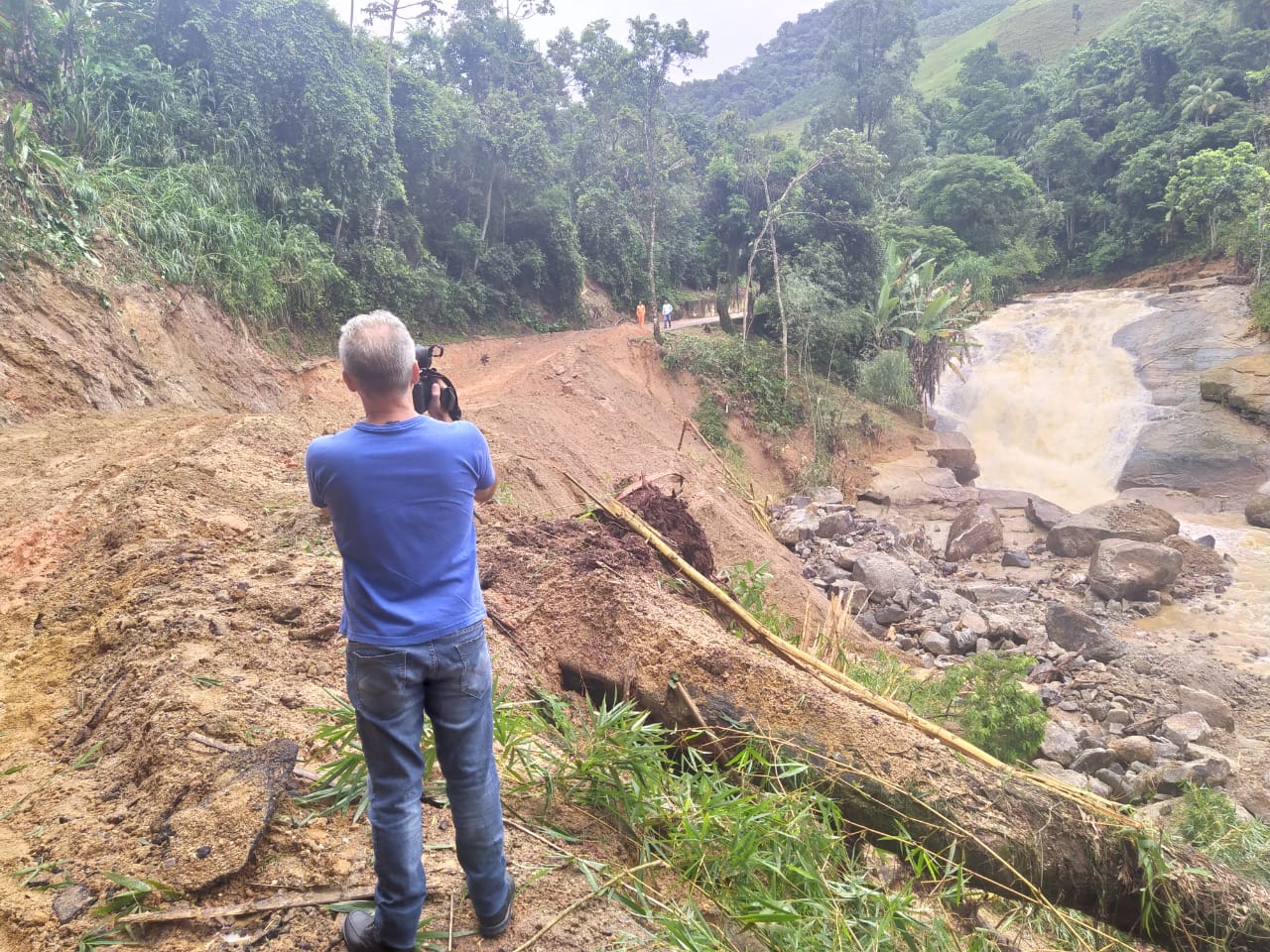 Estrada liga Vargem Alta a Iconha (Foto: Vitor Zucolotti/ TV Tribuna)
