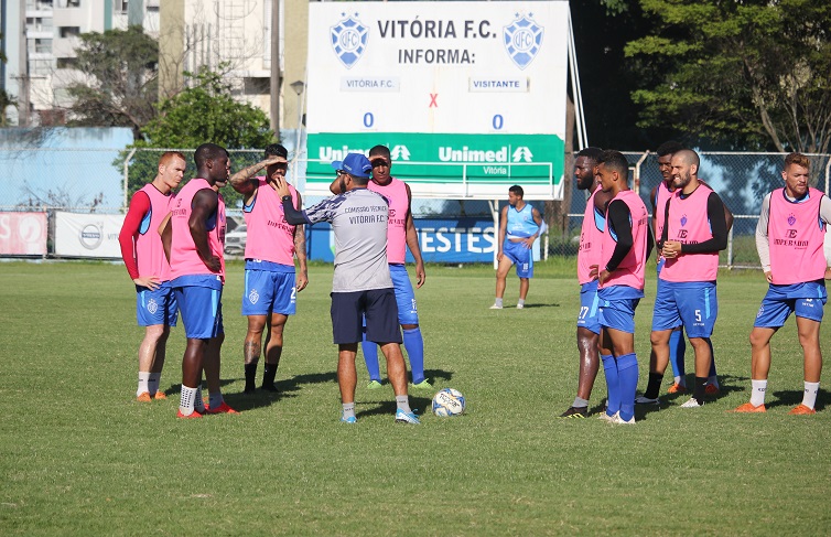 O técnico Rodrigo Fonseca orienta o time do Vitória antes do amistoso contra a Tombense (Foto: Vitor Nicchio/Vitória)