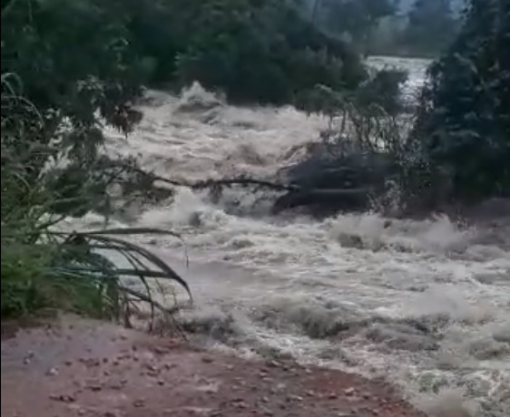 A suspeita é que o volume de chuvas na região tenha contribuído para o problema (Foto: Reprodução Facebook )