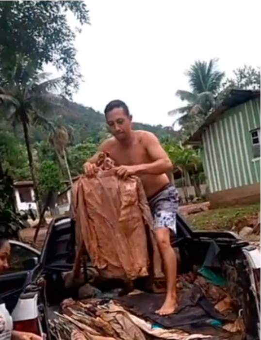 Roupas sujas de lama foram levadas para o rio (Foto: Reprodução / Youtube)