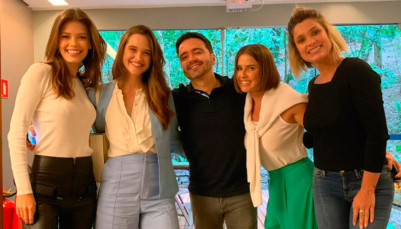 Daniel Ortiz cercado por Vitoria Strada, Juliana Paiva, Deborah Secco e Flávia Alessandra (Foto: Divulgação / TV Globo)