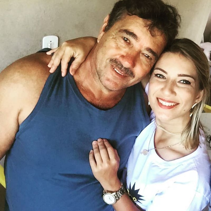 Valdeci com Crislaine, que está internada em uma UTI em Cachoeiro. (Foto: Acervo da família)