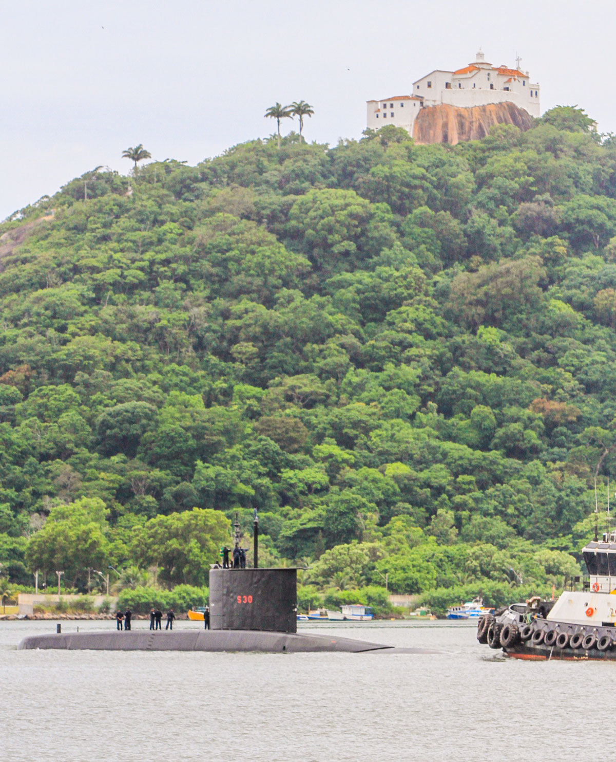 Flagra de submarino passando na baía de Vitória (Foto: Dayana Souza/AT)