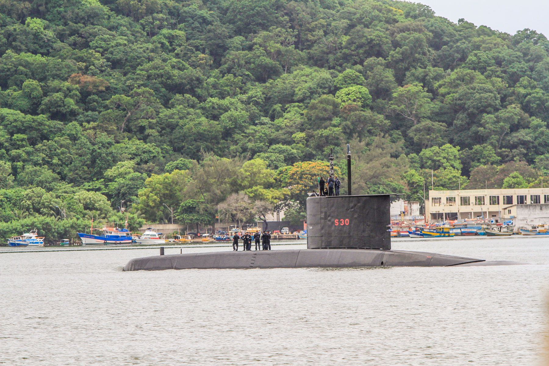Flagra de submarino passando na baía de Vitória (Foto: Dayana Souza/AT)