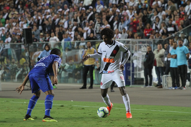 Talles Magno encara marcação do CSA, na partida do Vasco no ano passado em Cariarica (Foto: Dayana Souza/AT (04/08/2019))