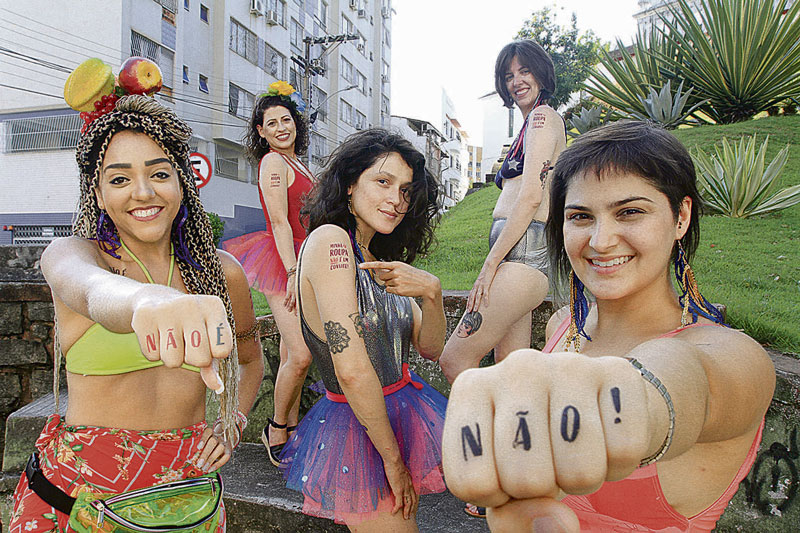 Lívia, Adriana, Nayara, Manuela e Priscila apoiam a vinda do movimento “Não é Não!” para o Carnaval de Vitória (Foto: Dayana Souza / AT)