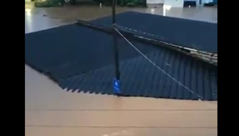 Alagamento em Castelo (Foto: Reprodução vídeo)