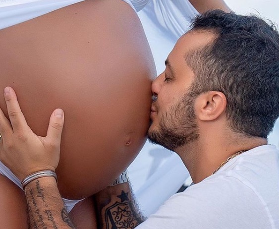 Thammy beija a barriga da mulher durante ensaio fotográfico. (Foto: @crisulla/ Divulgação Instagram )