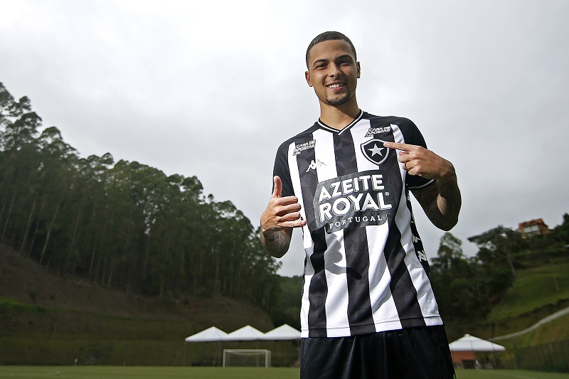Thiaginho vestiu a camisa do Botafogo e falou com a imprensa (Foto: Vitor Silva/Botafogo)