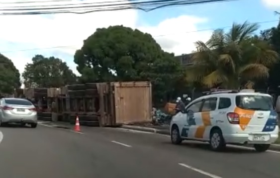 Carreta tombou e lixo ficou espalhado em Morada de Laranjeiras. (Foto: Reprodução vídeo)