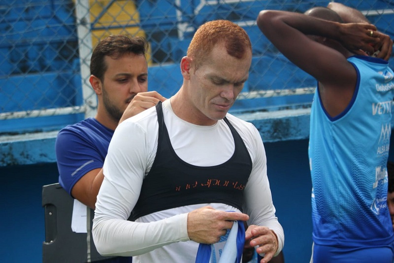 O fisiologista Rodrigo Aquino coloca o aparelho de GPS em Toni Galego (Foto: Vitor Nicchio/Vitória FC)